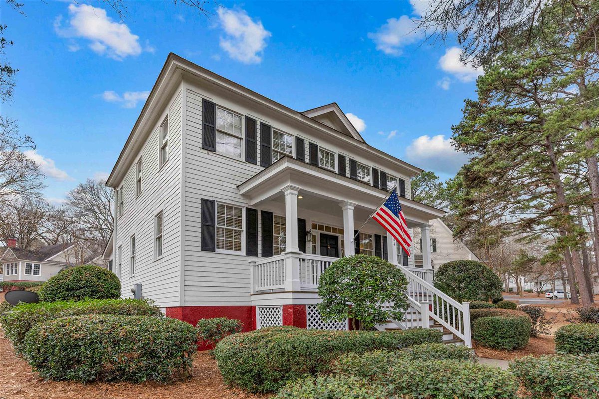 MaudeHicks17's tweet photo. Who do you know that might be interested in this home? Tag them!
#WhyGoAnywhereElse? #CbLakeOconee https://t.co/epqUs9E1gY