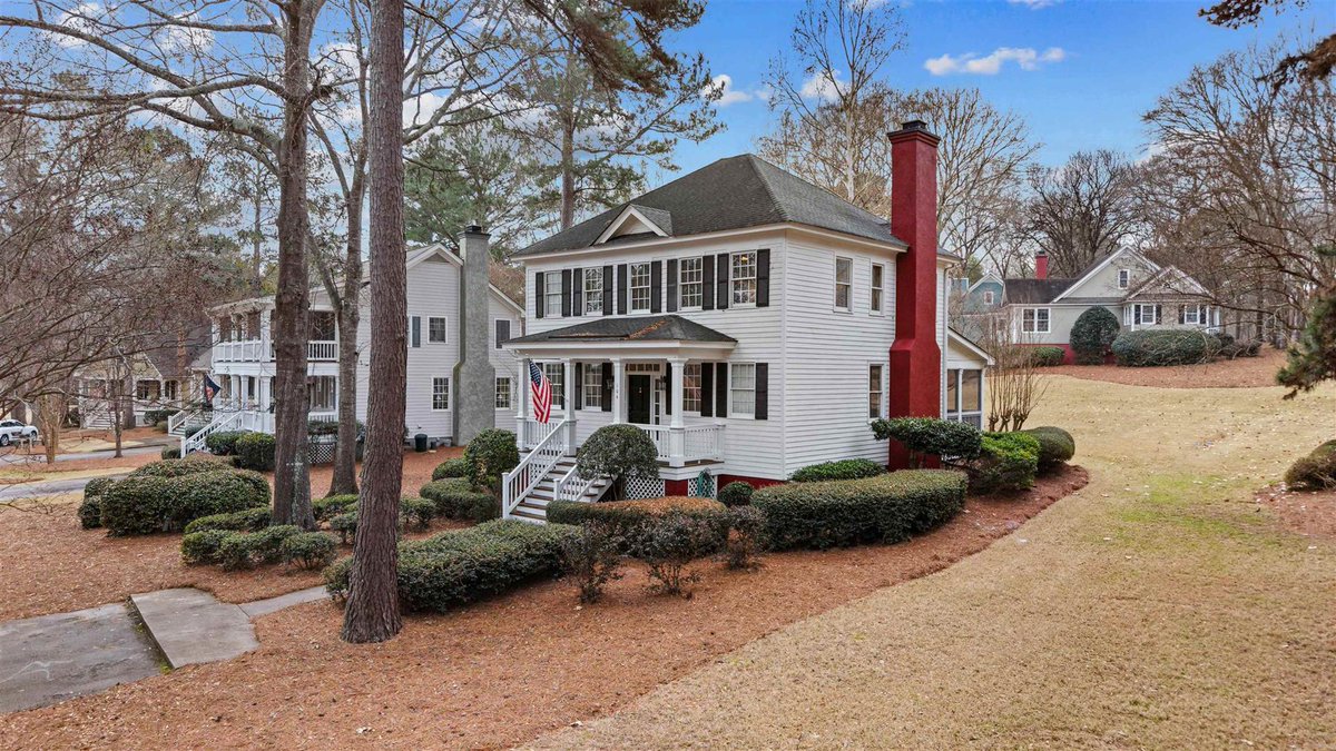 MaudeHicks17's tweet photo. Who do you know that might be interested in this home? Tag them!
#WhyGoAnywhereElse? #CbLakeOconee https://t.co/epqUs9E1gY