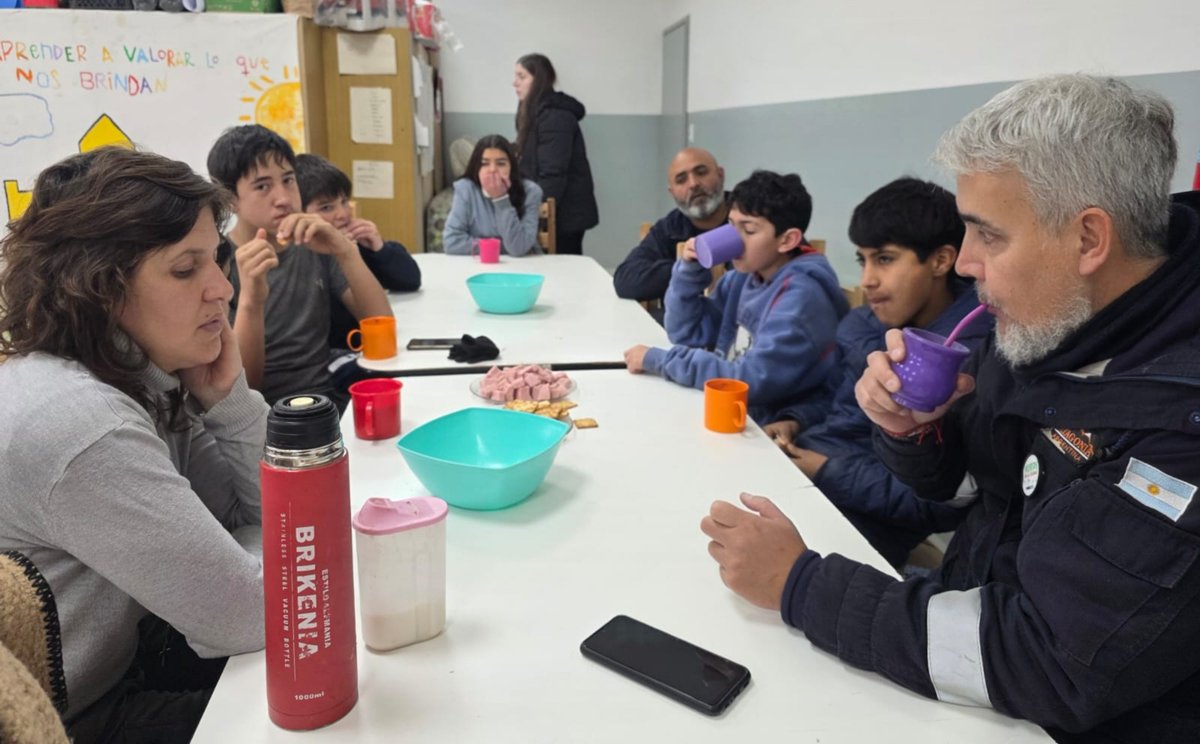 Val_Fabian's tweet photo. Compartimos una hermosa charla sobre la realización de #compost junto a los chicos que participan del #Envión de #VillaHardingGreen.🌱♻️
Durante el encuentro conversamos sobre la importancia de transformar los residuos orgánicos en compost, un abono natural que mejora la calidad del suelo, fortalece las plantas y reduce la cantidad de residuos que llegan al relleno sanitario.💪
Cada una de estas acciones no solo promueve el cuidado del ambiente, sino que también aporta a la construcción de una ciudad más limpia, sostenible y comprometida con el futuro.💚
#HuertasDeLaCiudad🍅🥦🌼 del @MunicipioBahia.