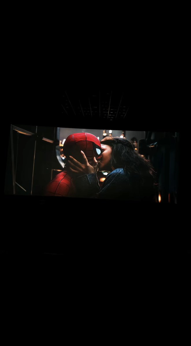 EngNostalgic's tweet photo. صراحه من حبي للسلسة وأنتظار 4 سنوات أقدر أقول انه مخيب للآمال 
الفيلم درامياً رأئع وتوم هولاند عطانا أفضل ادأء لشخصيه سبايدرمان على الآطلاق وأثبت انه افضل من اداها على التلفاز لكن مشكلته كان فيه فراغ ما كان فيه فيلن معين سكوربيون كنت اتمنى له وقت شاشة اكثر الفلم تحسه ناقص 
7.5 https://t.co/TpLL3SSNyw
