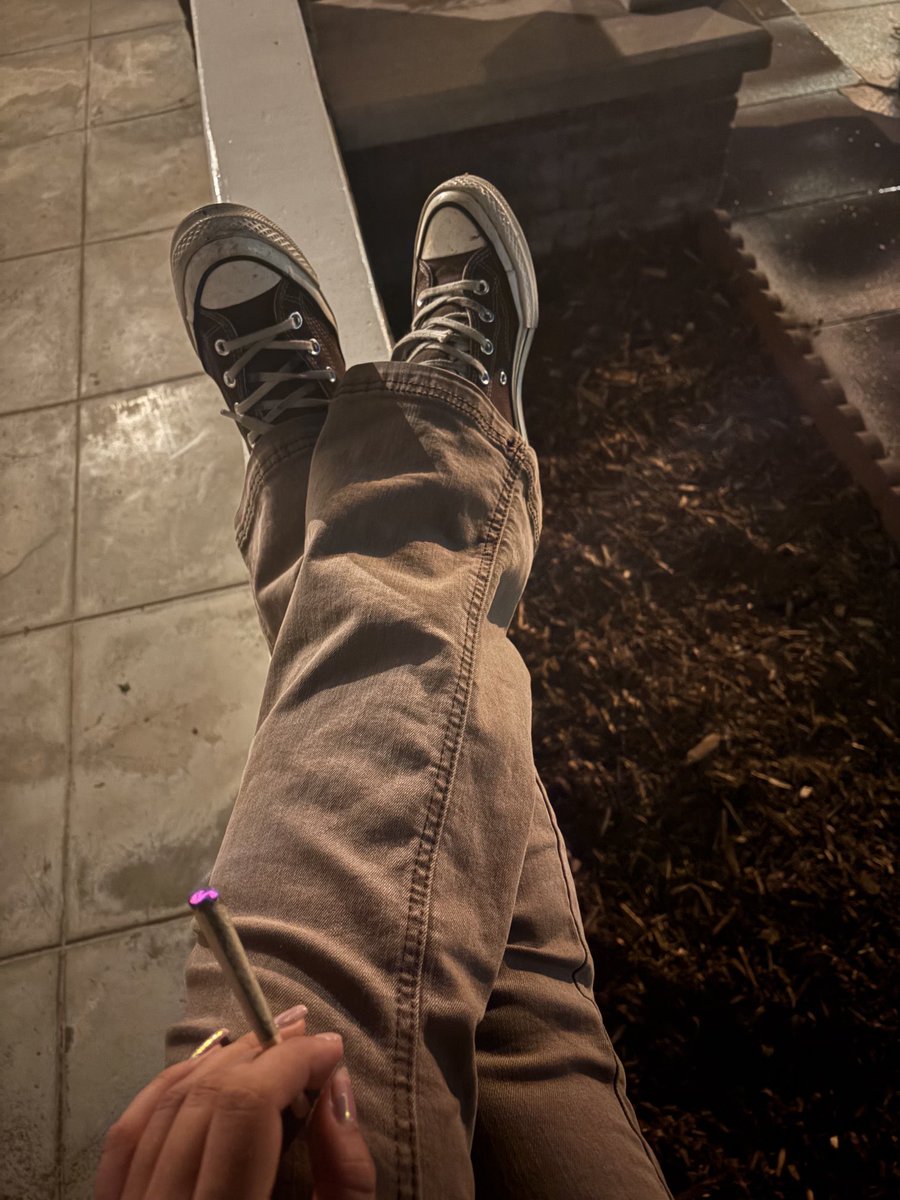 luckyferrari's tweet photo. I'm tripping or my weed looks purple https://t.co/yKoI3LaUF6