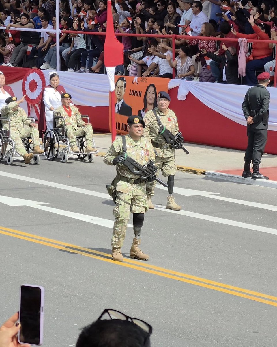 ipdperu's tweet photo. ¡𝗘𝗹 𝗜𝗣𝗗 𝗽𝗿𝗲𝘀𝗲𝗻𝘁𝗲 𝗲𝗻 𝗹𝗮 𝗚𝗿𝗮𝗻 𝗣𝗮𝗿𝗮𝗱𝗮 𝘆 𝗗𝗲𝘀𝗳𝗶𝗹𝗲 𝗖𝗶́𝘃𝗶𝗰𝗼 𝗠𝗶𝗹𝗶𝘁𝗮𝗿 𝟮𝟬𝟮𝟲! 🇵🇪

En el marco de las Fiestas Patrias, paradeportistas peruanos e integrantes del IPD participaron en la Gran Parada y Desfile Cívico Militar 2026, representando a la Compañía de Veteranos con Huella de Guerra y llevando en alto los colores del Perú.

Jorge Arcela, en representación de la Policía Nacional del Perú, junto a Carlos Felipa y José Luis Casas, miembros del equipo del IPD, desfilaron ante todo el país como ejemplo de valentía, entrega y amor por la patria.

¡Honor y gloria a quienes sirven, inspiran y defienden al Perú con alma, corazón y vida!