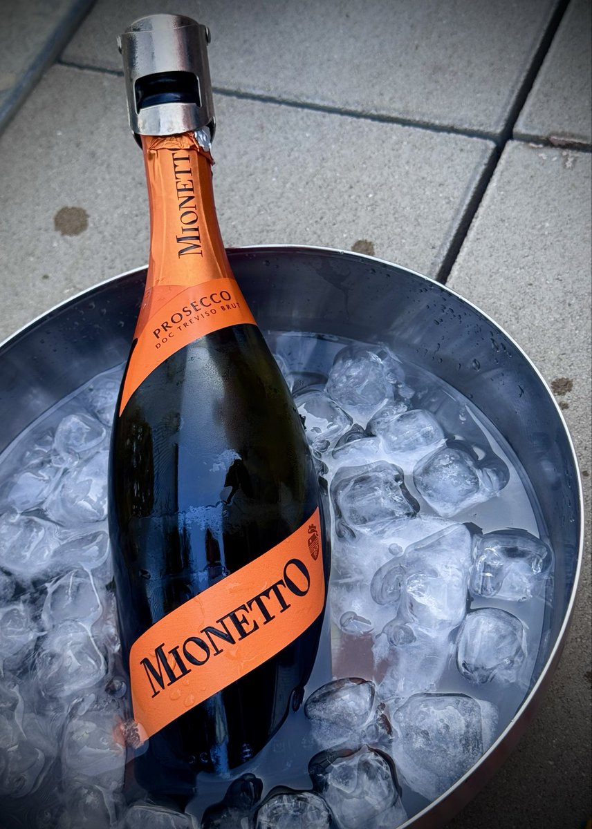 Spirelli79's tweet photo. Ich glaub ich leg mich dazu 🤭#prosecco #onice https://t.co/51IorvHPw5