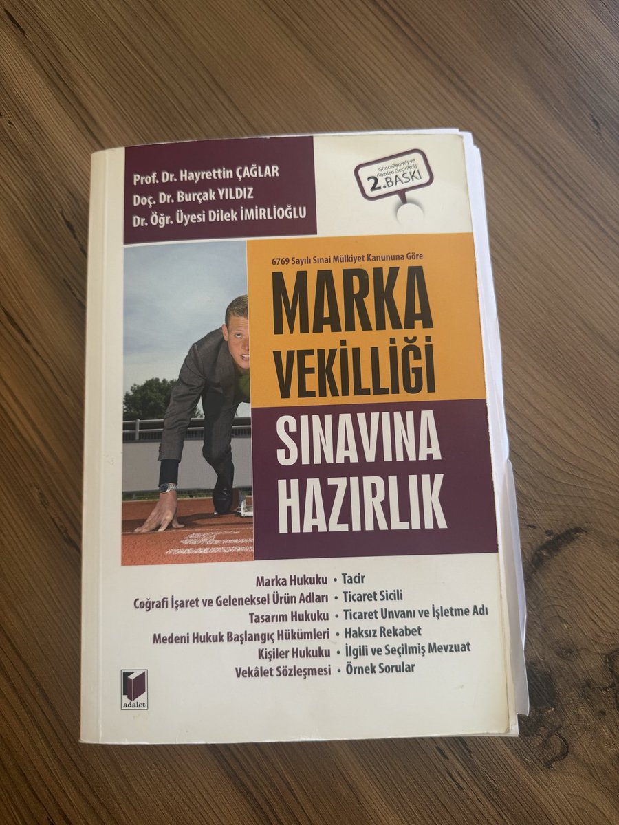 CandeBoer's tweet photo. Dünden sonra 40dan fazla dm aldım. Temelde sorulan soruları o yüzden burada topluyorum. Yine sorularınız olursa her zaman ulaşabilirsiniz.

Öncelikle temel kaynak Sınai mülkiyet kanunu, yönetmeliği, Madrid protokolü, vekillik meslek kuralları olarak nitelendirilebilir. Özellikle kanunu yönetmeliği ve protokolü defalarca okumanız faydalı olacaktır. En temel kaynağın bu açıdan mevzuat olduğunu söyleyebiliriz. Bildiğiniz üzere sınavda hukuk soruları da yer almaktadır ( kişiler hukuku - vekalet sözleşmesi - ticari işletme hukuku ) bu alanlar için de ayrıca mesleki bilgilerinize tazelemekte faydalı olacaktır. 

Önceden söylediğim gibi ben sınava 2021 yılına girdim o dönem çalıştığım bazı kaynakları ekliyorum. Ancak açıkçası güncel kaynaklara hakim değilim ve elbette bazı değişiklikler de oldu. Ama temel anlamda genel bir konu anlatımı ve kaliteli soru bankaları faydalı olacaktır. Yine mutlaka çıkmış soruları göz atmanız gerekmektedir. Eğitim olarak da benim giridiğim sene sınav iki sınavdan oluşuyordu. İlk sınav için hiçbir eğitim almadım. Ancak yazılı (evet sayfalarca hem de) olan sınav için PEM’den eğitim almıştım. Şu an başlasam yeter mi diye çok Soran var sınavın geçme oranlarını yine ek olarak koyuyorum. Gördüğünüz üzere geçmesi oldukça zor bir sınav ancak şu andan itibaren düzenli çalışırsanız kesinlikle kazanabilirsiniz. Fayda zaman dengesinin takdiri elbette sizlere ait.

Kazanç hususu biraz karışık arabuluculuk gibi devletten gelen bir iş yönlendirmesi hiçbir şekilde söz konusu değil. Hatta sicile kayıt için ve her sene sicil ücreti olarak siz ödeme yapıyorsunuz. Yıllar içinde belli bir portföy zamanla oluşuyor. Bu konuda meslektaşlar da birçok kez yönlendirme yaptı/yapıyor. Yine tabi yaptığınız işlerde düzgün şekilde olunca diğer işleri beraberinde getiriyor. Ancak piyasaya hakim olan belli başlı şirketlerin olduğunu söylemek de yanlış olmayacaktır. 

Bunun dışında yine sorularınız olursa dediğim gibi her zaman ulaşabilirsiniz. Video ile bilgilendirme ve benzeri talepler olursa bunları da ayrıca sizlerle değerlendiririz. Şimdiden herkese başarılar dilerim.