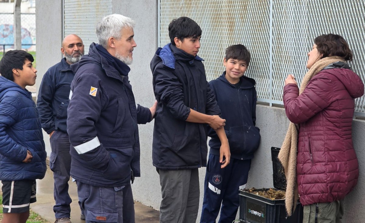 Val_Fabian's tweet photo. Compartimos una hermosa charla sobre la realización de #compost junto a los chicos que participan del #Envión de #VillaHardingGreen.🌱♻️
Durante el encuentro conversamos sobre la importancia de transformar los residuos orgánicos en compost, un abono natural que mejora la calidad del suelo, fortalece las plantas y reduce la cantidad de residuos que llegan al relleno sanitario.💪
Cada una de estas acciones no solo promueve el cuidado del ambiente, sino que también aporta a la construcción de una ciudad más limpia, sostenible y comprometida con el futuro.💚
#HuertasDeLaCiudad🍅🥦🌼 del @MunicipioBahia.