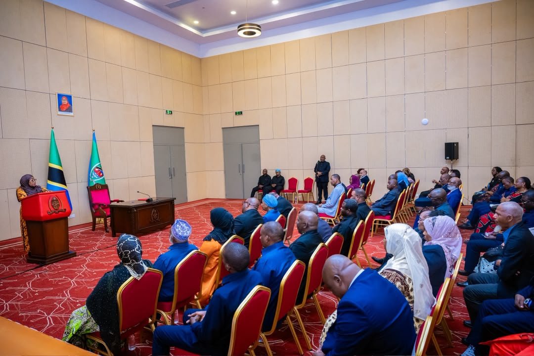 SuluhuSamia's tweet photo. Mapema leo Ikulu, jijini Dar es Salaam nimekutana na kufanya mazungumzo na viongozi wa vyama vya siasa hapa nchini ikiwa ni sehemu ya kuendeleza utamaduni wa mawasiliano, mashauriano na ushirikiano katika masuala muhimu yanayolihusu Taifa letu. 

Mazungumzo haya ni fursa ya kubadilishana mawazo na mitazamo mbalimbali kwa maslahi mapana ya Taifa, huku tukiendelea kujenga msingi wa kuheshimiana, kuelewana na kushirikiana. 

Serikali itaendelea kuimarisha ushirikiano na wadau mbalimbali wa kisiasa katika kulinda amani, kudumisha umoja wa kitaifa na kusukuma mbele maendeleo yenye manufaa kwa Watanzania wote.