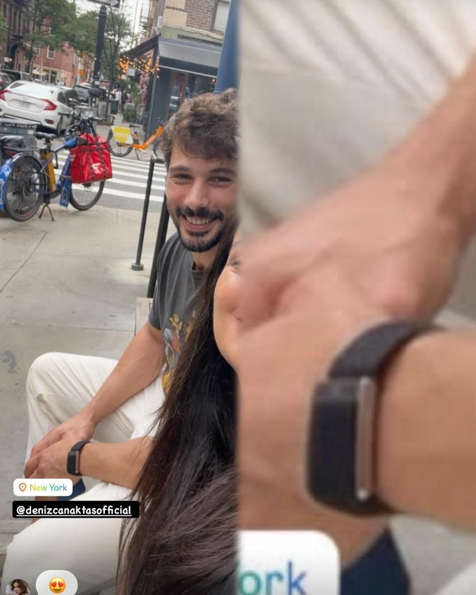 Rezinha_BeBeBe's tweet photo. parece que esse amor todo ta meio unilateral, né? 

enqto ela faz declarações nas redes, curte, posta emoji, ele tira o bracelete de casal

abre o olho #DevrimÖzkan 

#DenizCanAktaş #DenDev https://t.co/8h3DA5iFap