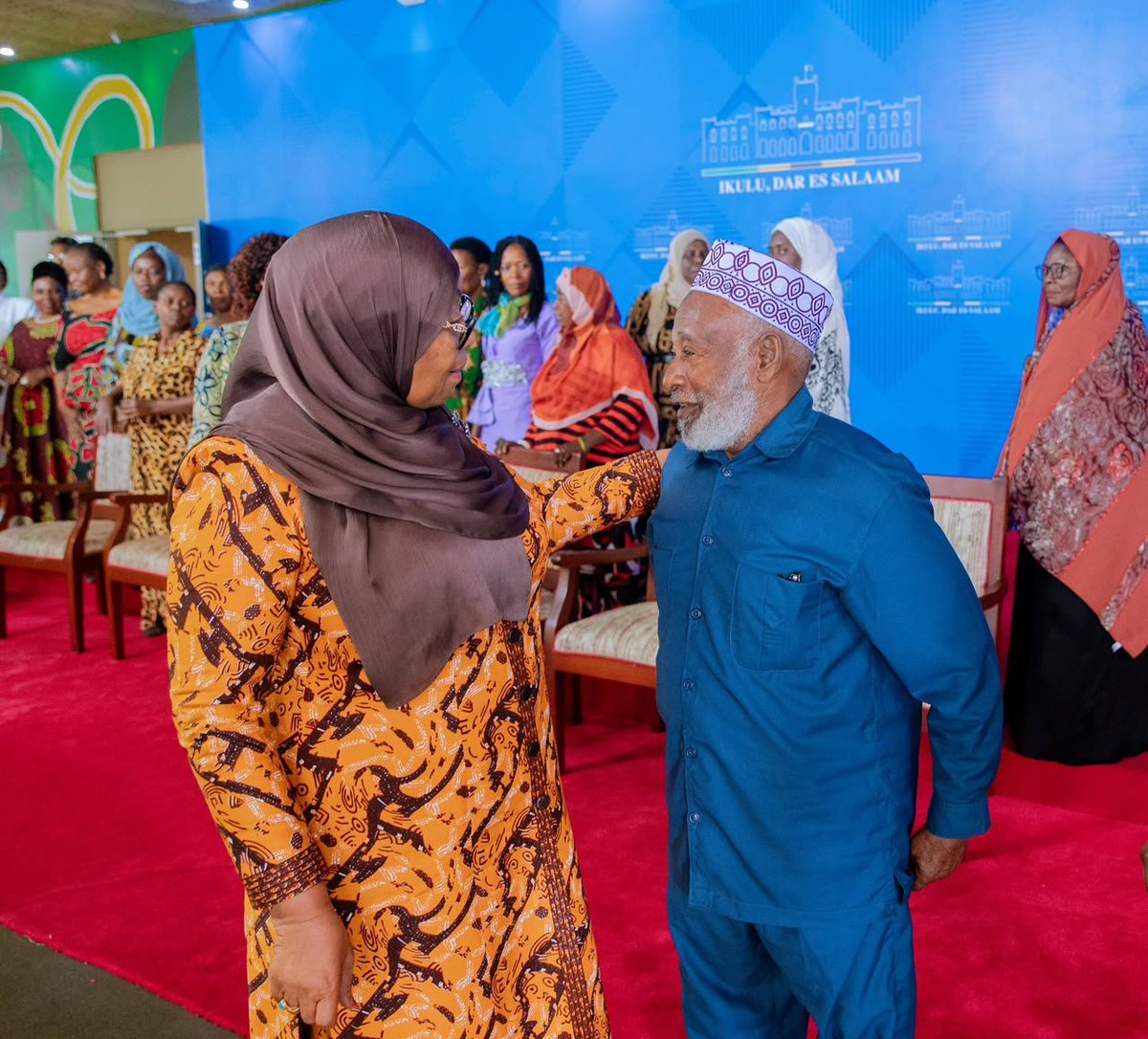 SuluhuSamia's tweet photo. Mapema leo Ikulu, jijini Dar es Salaam nimekutana na kufanya mazungumzo na viongozi wa vyama vya siasa hapa nchini ikiwa ni sehemu ya kuendeleza utamaduni wa mawasiliano, mashauriano na ushirikiano katika masuala muhimu yanayolihusu Taifa letu. 

Mazungumzo haya ni fursa ya kubadilishana mawazo na mitazamo mbalimbali kwa maslahi mapana ya Taifa, huku tukiendelea kujenga msingi wa kuheshimiana, kuelewana na kushirikiana. 

Serikali itaendelea kuimarisha ushirikiano na wadau mbalimbali wa kisiasa katika kulinda amani, kudumisha umoja wa kitaifa na kusukuma mbele maendeleo yenye manufaa kwa Watanzania wote.
