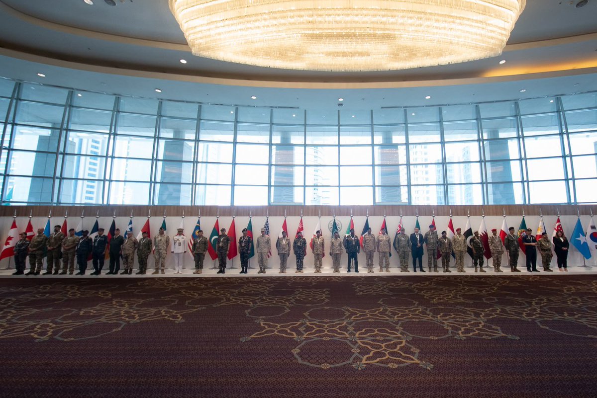 Alotaibi_2030_'s tweet photo. أجتمعت الدول تحت القيادة #السعودية، وأختارت أرض المملكة مقراً لتحالفها، وكتبت في وثيقته التأسيسية أن تكون القيادة للرياض ..

ولم يكن ذلك إلا لأن الدول المُجتمعة عن قناعة وإختيار لا تُسلّم راية التحالف بإرادتها إلا لمن أستقرّ في يقينها أنه الأجدر بالقيادة 🇸🇦 https://t.co/WK3fFRf1HA