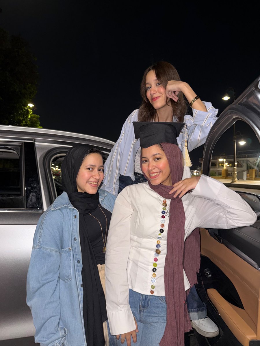 Bforboba1's tweet photo. الحمدلله،اختي رقم اتنين اتخرجت بامتياز ماشاء الله،اختي رقم تلاته نجحت فثناويه80% ماشاءالله،اتخانقنا وقطعنا بعض،روحنا الفجر واكلنا سكريات كتير،مبسوطه بيهم،بس ناقصني وجود اختي العنقوده حاسه حته من قلبي بعيد عني،بس المهم انهم بخير وانجح واشطر ناس فالدنيا،نور عيوني واهم حاجه فحياتي🤍 https://t.co/ge0P7T7TsF