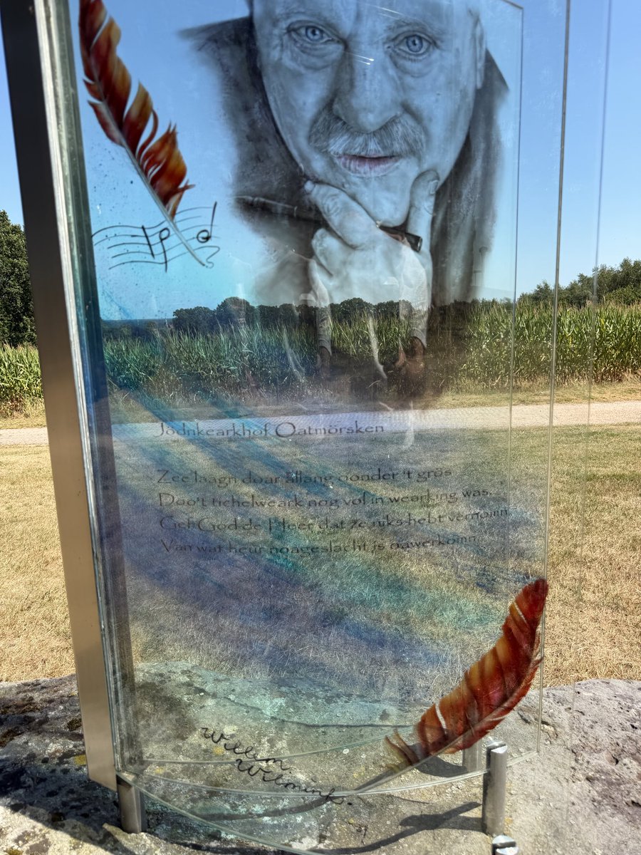 EdwinvdL's tweet photo. Ik was in Ootmarsum. Bij de Joodse begraafplaats staat een monument met een gedicht van Willem Wilmink: Zee laagn doar allang oonder 't grös
Doo't tichelweark nog vol in wearking was.
Gef God de Heer dat ze niks hebt vernomn
Van wat heur noageslacht is oawerkomn. https://t.co/LXUY8nC9hR