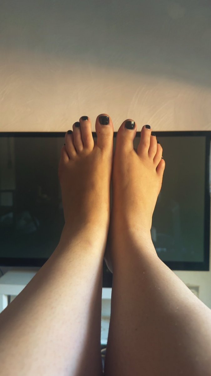 ceec_1x's tweet photo. Such hard work being a goddess all day 👣👑 #feetfetısh #feetworshi̇p #feetworshi̇p https://t.co/BGEoR2x1Q9
