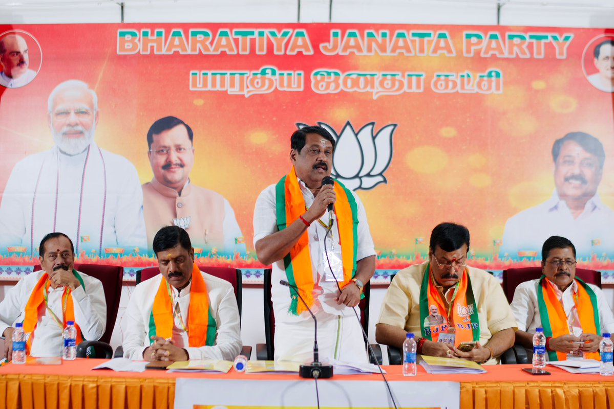 NainarBJP's tweet photo. இன்றைய தினம் சென்னை கமலாலயத்தில் மாநில நிர்வாகிகள் மற்றும் தமிழக பாரதிய ஜனதா கட்சியைச் சார்ந்த அனைத்து மாவட்ட தலைவர்களுக்கான ஆலோசனைக் கூட்டம் நடைபெற்றது.

இந்த நிகழ்வில் தேசியச் செயலாளர் மற்றும் தமிழக பாஜக மேலிட திரு. @MenonArvindBJP அவர்கள், தமிழக பாஜக மேலிட இணைப்பு பொறுப்பாளர் திரு. @ReddySudhakar21 அவர்கள், தேசிய பொதுக்குழு உறுப்பினர் திரு. @HRajaBJP அவர்கள், முன்னாள் தெலுங்கானா ஆளுநர் திருமதி. @DrTamilisai4BJP அவர்கள், முன்னாள் மத்திய அமைச்சர் திரு. @PonnaarrBJP ex MP அவர்கள், நீலகிரி சட்டமன்ற உறுப்பினர் திரு. @Bhojarajan4Ooty அவர்கள் மாநில பொருளாளர் திரு. @SRSekharBJP அவர்கள் அனைவரும் உடன் கலந்து கொண்டனர்.
(1/2)