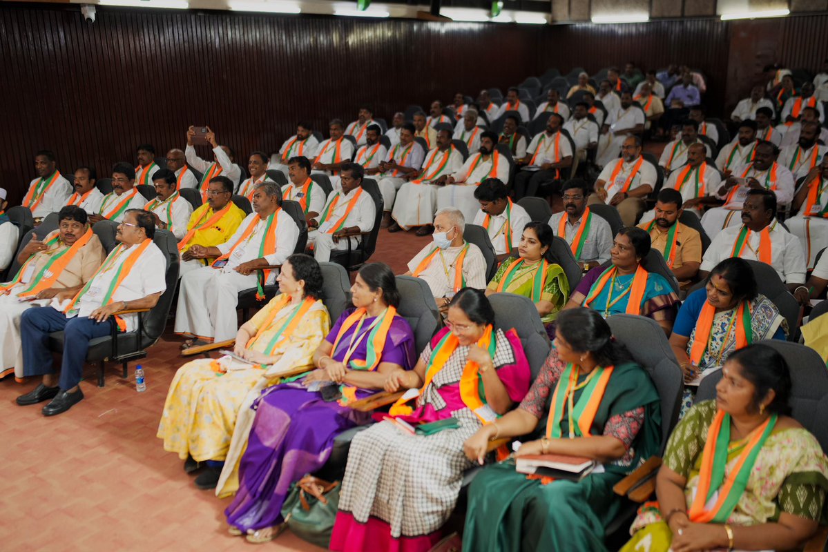 NainarBJP's tweet photo. இன்றைய தினம் சென்னை கமலாலயத்தில் மாநில நிர்வாகிகள் மற்றும் தமிழக பாரதிய ஜனதா கட்சியைச் சார்ந்த அனைத்து மாவட்ட தலைவர்களுக்கான ஆலோசனைக் கூட்டம் நடைபெற்றது.

இந்த நிகழ்வில் தேசியச் செயலாளர் மற்றும் தமிழக பாஜக மேலிட திரு. @MenonArvindBJP அவர்கள், தமிழக பாஜக மேலிட இணைப்பு பொறுப்பாளர் திரு. @ReddySudhakar21 அவர்கள், தேசிய பொதுக்குழு உறுப்பினர் திரு. @HRajaBJP அவர்கள், முன்னாள் தெலுங்கானா ஆளுநர் திருமதி. @DrTamilisai4BJP அவர்கள், முன்னாள் மத்திய அமைச்சர் திரு. @PonnaarrBJP ex MP அவர்கள், நீலகிரி சட்டமன்ற உறுப்பினர் திரு. @Bhojarajan4Ooty அவர்கள் மாநில பொருளாளர் திரு. @SRSekharBJP அவர்கள் அனைவரும் உடன் கலந்து கொண்டனர்.
(1/2)