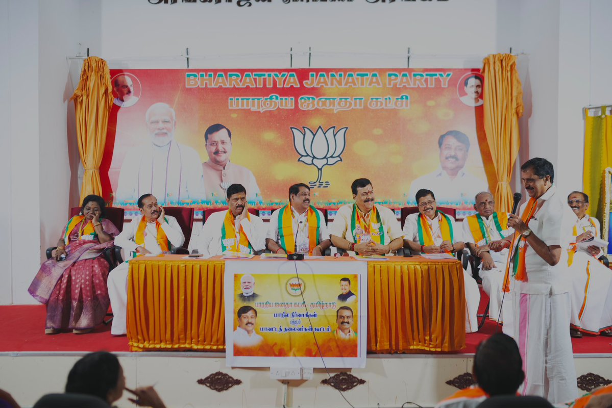 NainarBJP's tweet photo. இன்றைய தினம் சென்னை கமலாலயத்தில் மாநில நிர்வாகிகள் மற்றும் தமிழக பாரதிய ஜனதா கட்சியைச் சார்ந்த அனைத்து மாவட்ட தலைவர்களுக்கான ஆலோசனைக் கூட்டம் நடைபெற்றது.

இந்த நிகழ்வில் தேசியச் செயலாளர் மற்றும் தமிழக பாஜக மேலிட திரு. @MenonArvindBJP அவர்கள், தமிழக பாஜக மேலிட இணைப்பு பொறுப்பாளர் திரு. @ReddySudhakar21 அவர்கள், தேசிய பொதுக்குழு உறுப்பினர் திரு. @HRajaBJP அவர்கள், முன்னாள் தெலுங்கானா ஆளுநர் திருமதி. @DrTamilisai4BJP அவர்கள், முன்னாள் மத்திய அமைச்சர் திரு. @PonnaarrBJP ex MP அவர்கள், நீலகிரி சட்டமன்ற உறுப்பினர் திரு. @Bhojarajan4Ooty அவர்கள் மாநில பொருளாளர் திரு. @SRSekharBJP அவர்கள் அனைவரும் உடன் கலந்து கொண்டனர்.
(1/2)