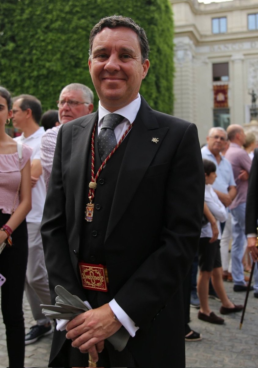 vpo_becerril27's tweet photo. Este señor es @jdelarosa100, concejal de urbanismo por el @PPdeSevilla. Según él, nos tiró unas cartas en los buzones prometiendonos tranquilidad ante el acoso del fondo buitre. Hoy 30 julio, llegan renovaciones con subida de alquiler del 40% y más. MENTIROSO https://t.co/u2ZSl723VK