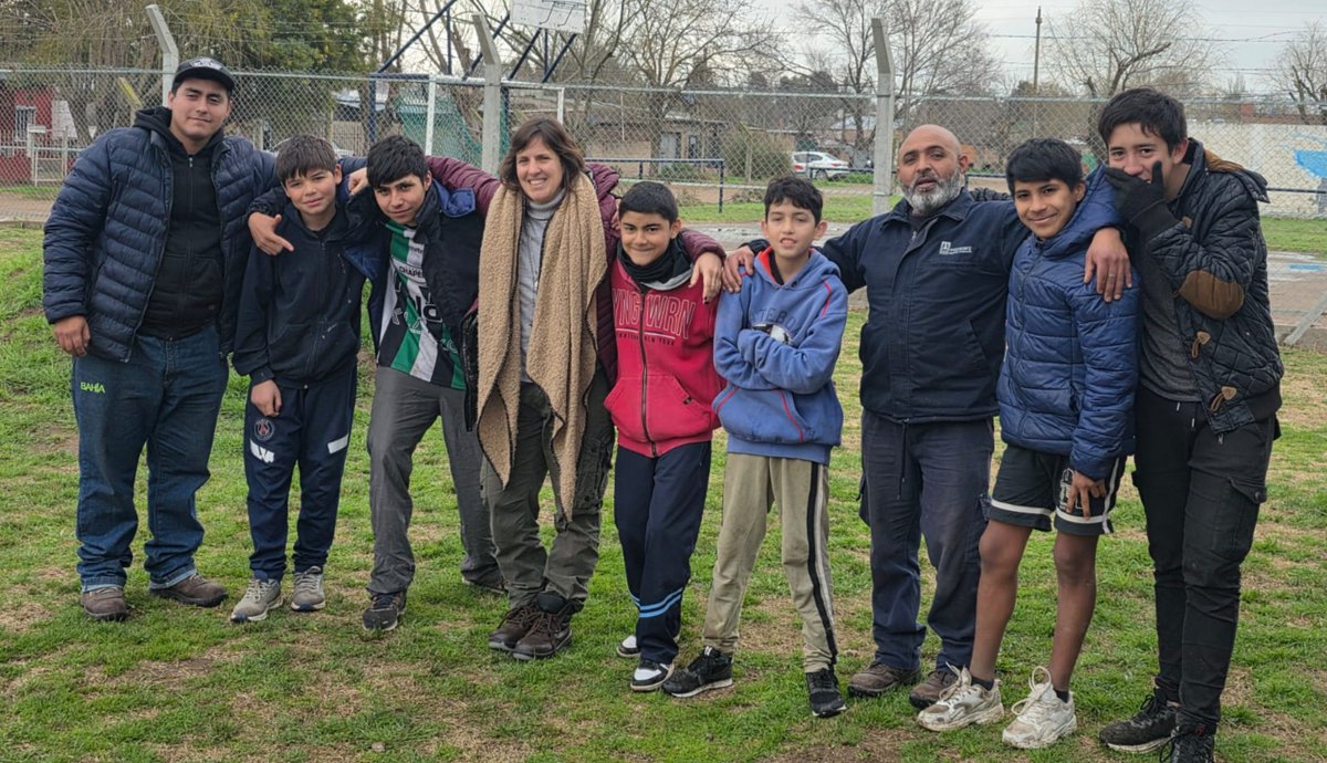 Val_Fabian's tweet photo. Compartimos una hermosa charla sobre la realización de #compost junto a los chicos que participan del #Envión de #VillaHardingGreen.🌱♻️
Durante el encuentro conversamos sobre la importancia de transformar los residuos orgánicos en compost, un abono natural que mejora la calidad del suelo, fortalece las plantas y reduce la cantidad de residuos que llegan al relleno sanitario.💪
Cada una de estas acciones no solo promueve el cuidado del ambiente, sino que también aporta a la construcción de una ciudad más limpia, sostenible y comprometida con el futuro.💚
#HuertasDeLaCiudad🍅🥦🌼 del @MunicipioBahia.