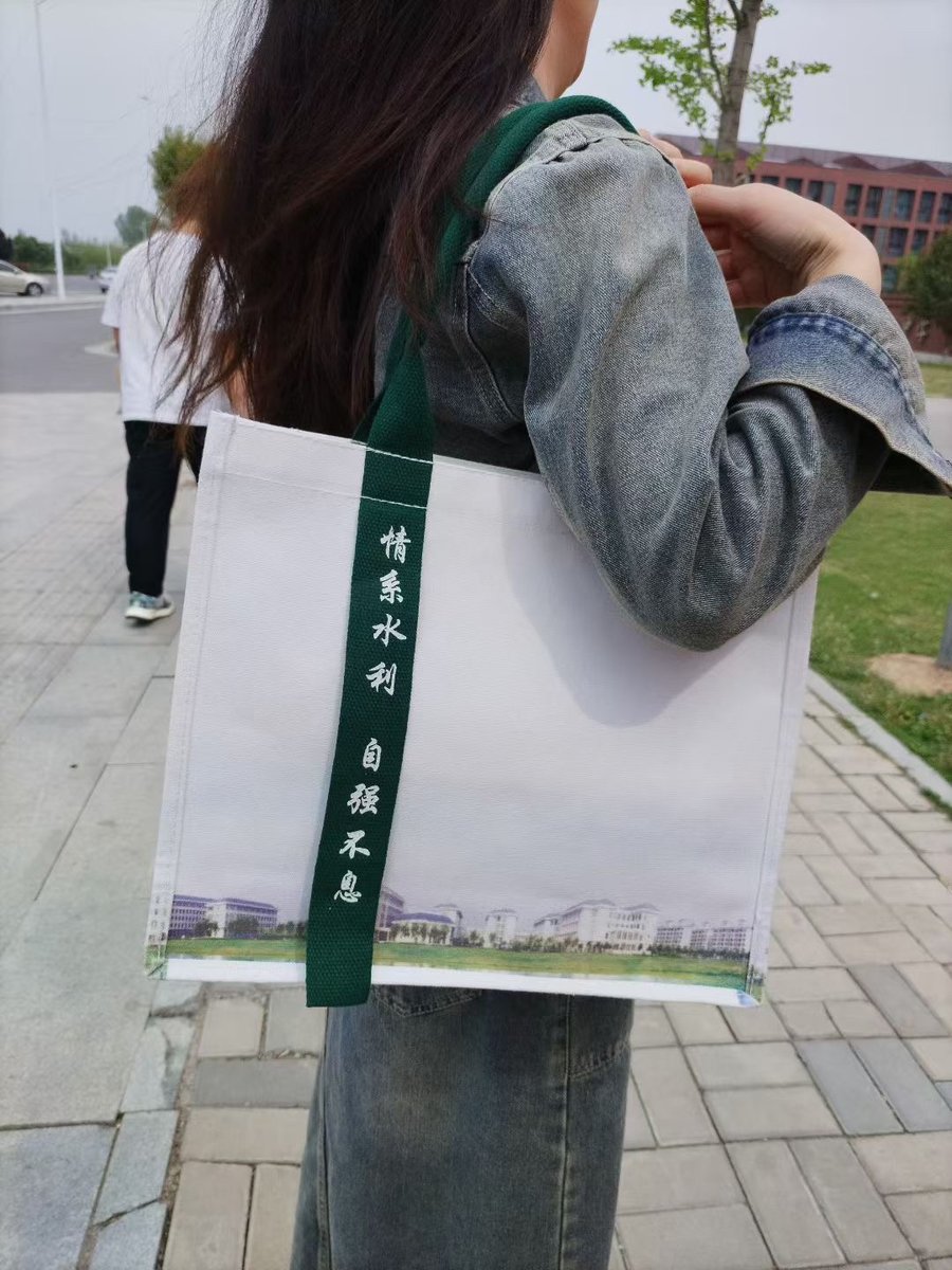 CarterMeli55359's tweet photo. @Ucampus Today we handed in our final papers and hugged at the dorm gate—4 years of messy late nights, failed group projects and sudden sunshine all summed up in this one perfect moment. Graduation mode: ACTIVATED! https://t.co/qPo3etmbbn