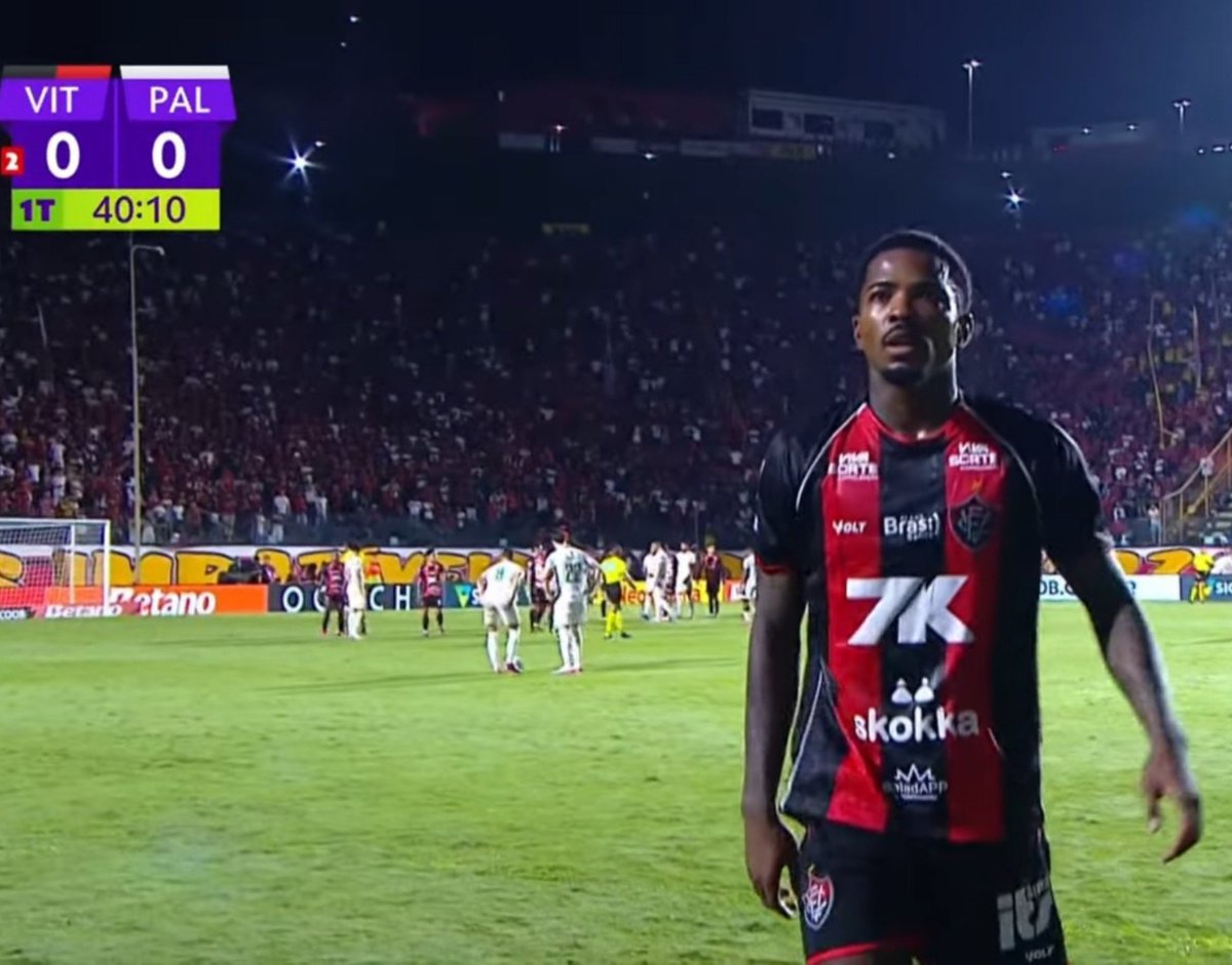 RonaldGimenez's tweet photo. Esse é o Cacá, o mesmo que tentou arrancar a perna do Árias.
Aqui ele sai de campo e, pasmem, nenhum sinal de sangue. Não vi ele trocando de camisa em campo. Não sujou a camisa?
Nem segura um algodão ou algo do tipo.
E chegando no vestiário tomou 5 pontos.
Estranho. https://t.co/stMcmmn61o