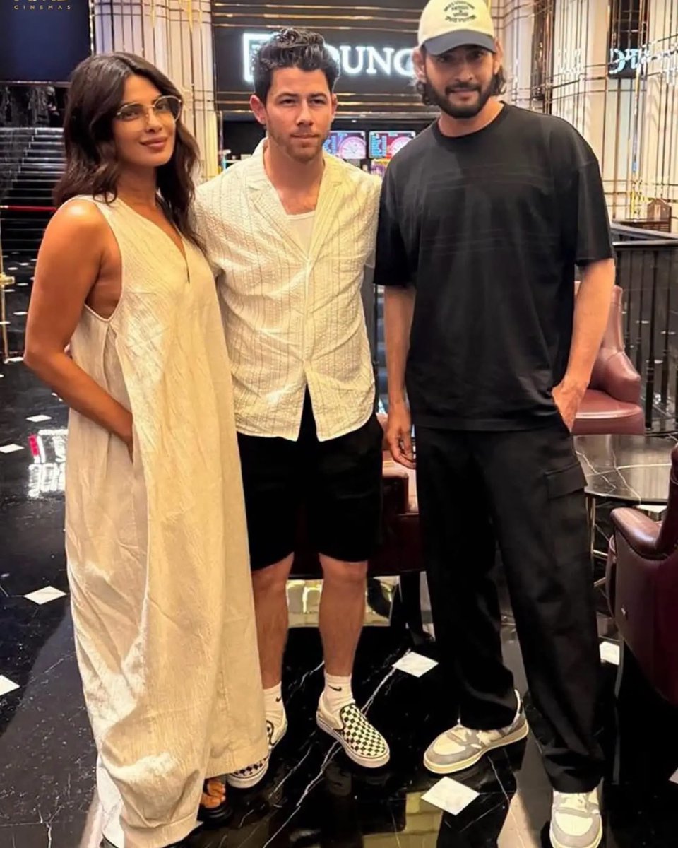 IIFA's tweet photo. Hyderabad just got a little more star-studded. ✨🍿
Priyanka Chopra, Nick Jonas, and Mahesh Babu shared a memorable movie-night moment together. ❤️
#IIFAUtsavam #PriyankaChopra #MaheshBabu #NickJonas #Tollywood https://t.co/VjU99lXRai