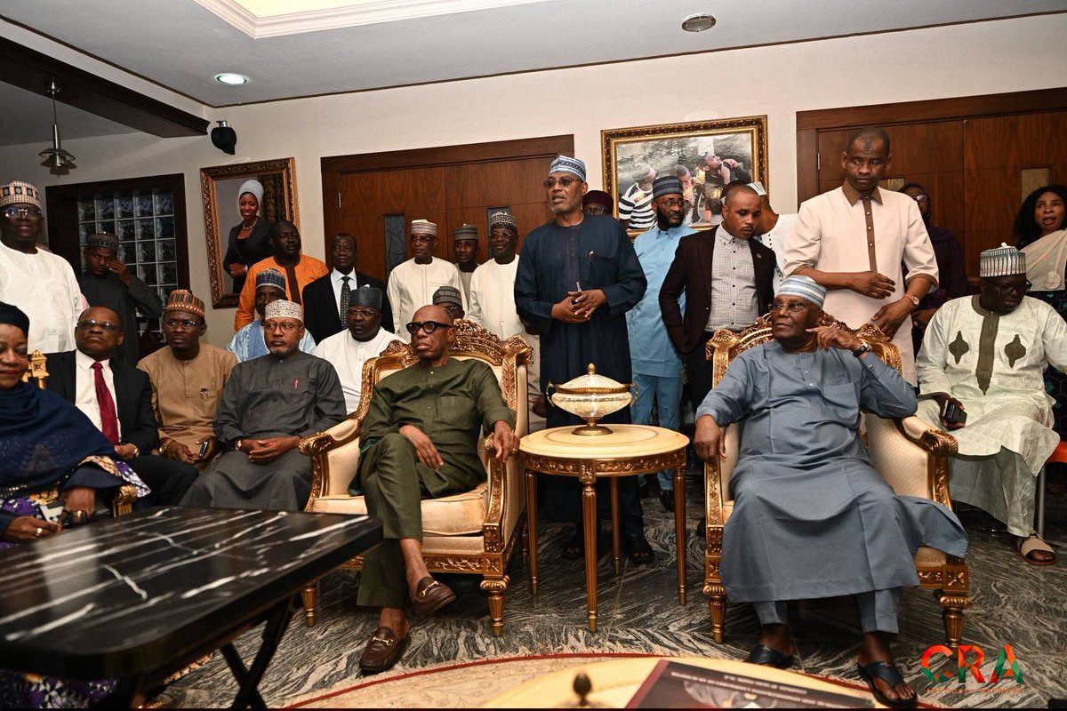 AAconnect_'s tweet photo. Today, the Man of the People, @atiku, stood in solidarity with his running mate, @ChibuikeAmaechi , during this difficult time.

He paid a condolence visit following the passing of Amaechi’s mother.

#AAConnect https://t.co/oRDWXGUJfH