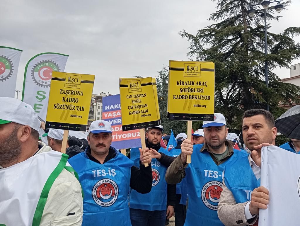 MHusemoglu45720's tweet photo. @HulyaDemirdas26 Cumhurbaşkanlığında Çalışma 113 Kiralık Araç Şoförü Kadro aldı Aynı Statüde Diğer Kurumlarda Çalışan asıl işi yapan Kiralık Araç Şoförleri Mağdur kaldı bütün Afetlerde Sağlık Deprem Sel Yangın Pandemin her zaman ön planda ama hak hukuk adalet deyince kimse yok Adalet istiyoruz https://t.co/V5nT5ejudh