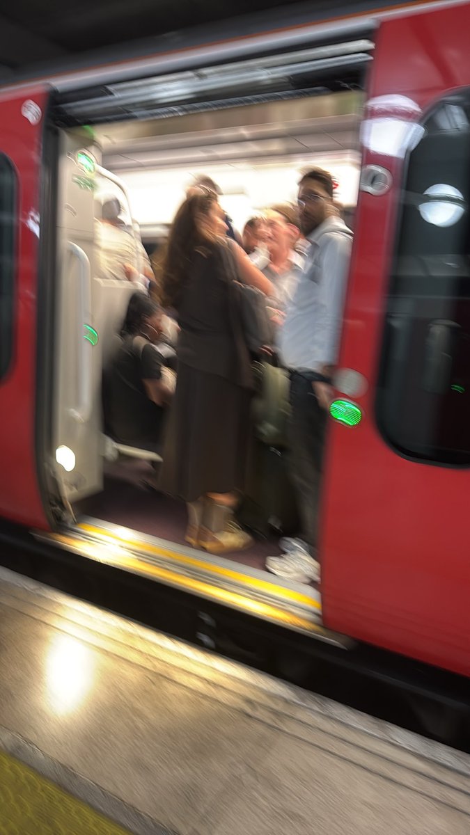 Shootmenoww's tweet photo. @greateranglia That’s the 18:29, 18:20 departure from LST. https://t.co/vHmGtABjdB