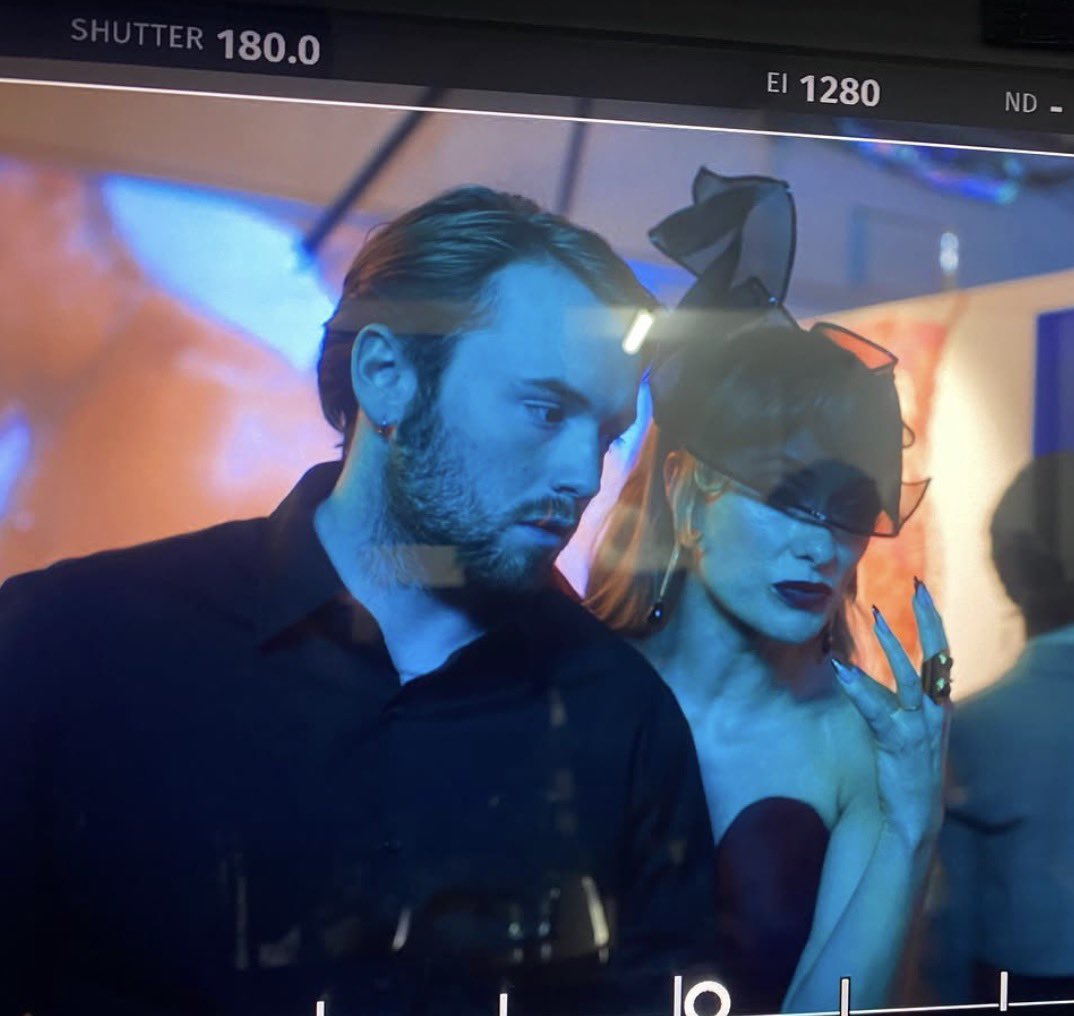 hoffmanupdates's tweet photo. Cooper while filming I WANT YOUR SEX 😘 via ariannephillips https://t.co/x5iHMAAXn5