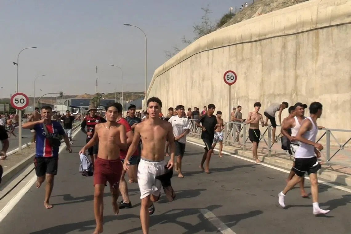 ParallelFacts's tweet photo. VIDEO: Thousands of Illegal Migrants from Morocco Invade Spain Through Porous Border https://t.co/TyhsK1CliN https://t.co/eCILNOLchz
