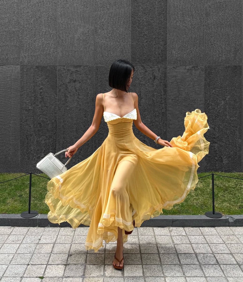 Vogue_Fashion0's tweet photo. هذا الفستان الترند
أنثوي بشكل..!!🩰🌾 https://t.co/7mXRWXiTcx