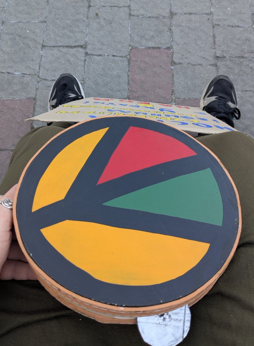 Cardamonster's tweet photo. сьогодні на мітингу даєм в бубен https://t.co/lCrquhSS0C