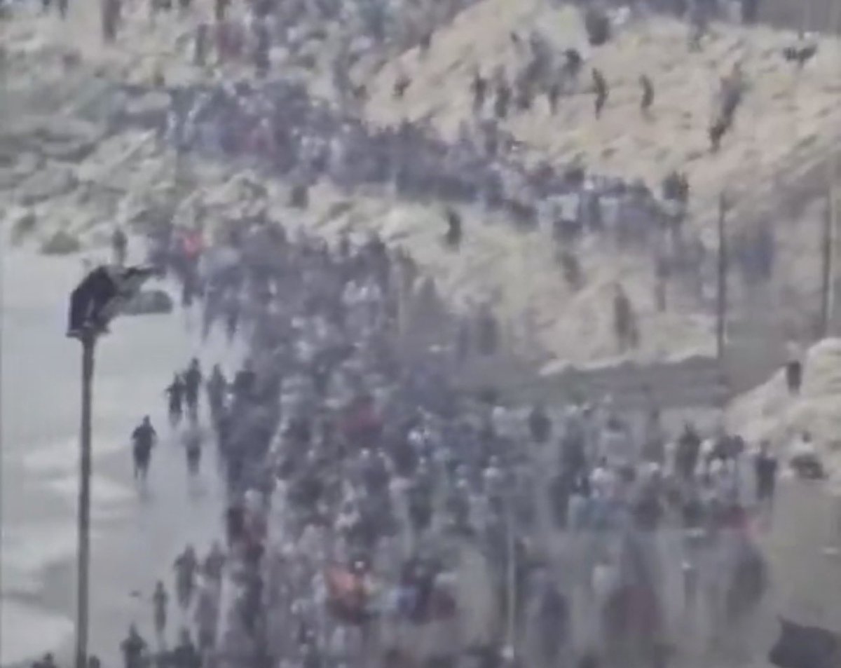 manuco22's tweet photo. Esto pasó
La presión migratoria sobre Ceuta vuelve a poner a prueba la seguridad de las fronteras europeas. Si se confirma la magnitud de la entrada masiva de migrantes, el debate sobre el control fronterizo y la respuesta del gobierno español será inevitable. La inmigración necesita soluciones firmes, legales y eficaces, no improvisación. 🇪🇸 #Ceuta #España #Migración #Europa