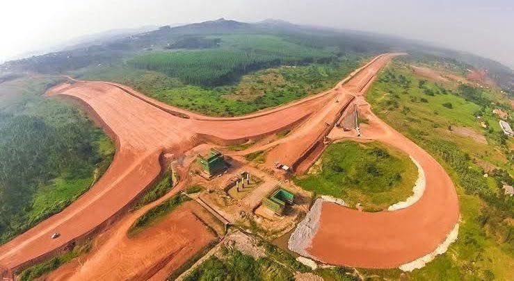Alfrednsaba's tweet photo. 🚧✅Engineers working on the UGX 1.3 Trillion Mpigi Expressway have defended changes to the original project design. They say the initial plan was inadequate.

According to them, the first design had no flyovers, only one interchange, a dual carriageway, a single toll gate, and no link roads. Those missing features have now been added, which is why the budget has increased from UGX 550 billion to UGX 1.3 trillion.
`
Project Evolution and Additions
  >Initial Plan: Contracted in 2016 at roughly UGX 547.5 billion with a dual carriageway, a single toll gate, one interchange, and no link roads or flyovers.
 >Added Features: Expanded to include multiple flyovers, additional interchanges, and vital link roads to improve safety and community access.
  >Rerouting: Portions of the road were shifted to reduce community disruption and navigate difficult wetland sections.

REASONS FOR THE BUDGET & DESIGN ADJUSTMENTS 
^Technical Redesign: Engineers explained that modifications include adding interchanges, relocating the toll plaza, and building an underpass for the Standard Gauge Railway.
^Alignment Shifts: Routing adjustments addressed functionality, safety, and community access, though critics and parliamentarians questioned shifts into wetland areas.
^Review Process: Ministry officials maintained that adjustments underwent institutional review involving independent consultants and project financiers before cabinet and parliamentary presentation.
@MoWT_Uganda 
@IGGUganda 
@HonByamukama