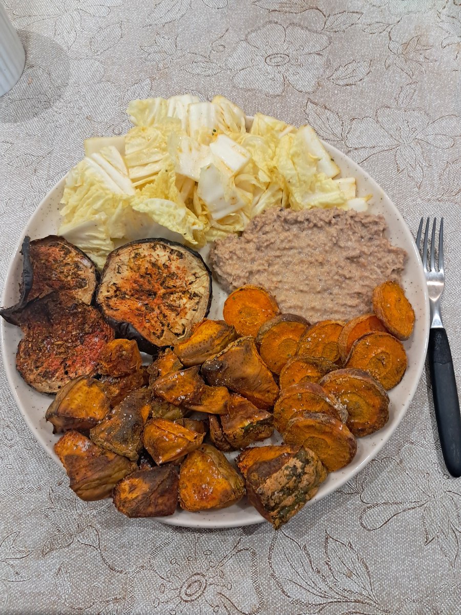 irldeadboy's tweet photo. almoço com dois convidados especiais hoje: beringela e sardinha https://t.co/TIhEGZ6z4D