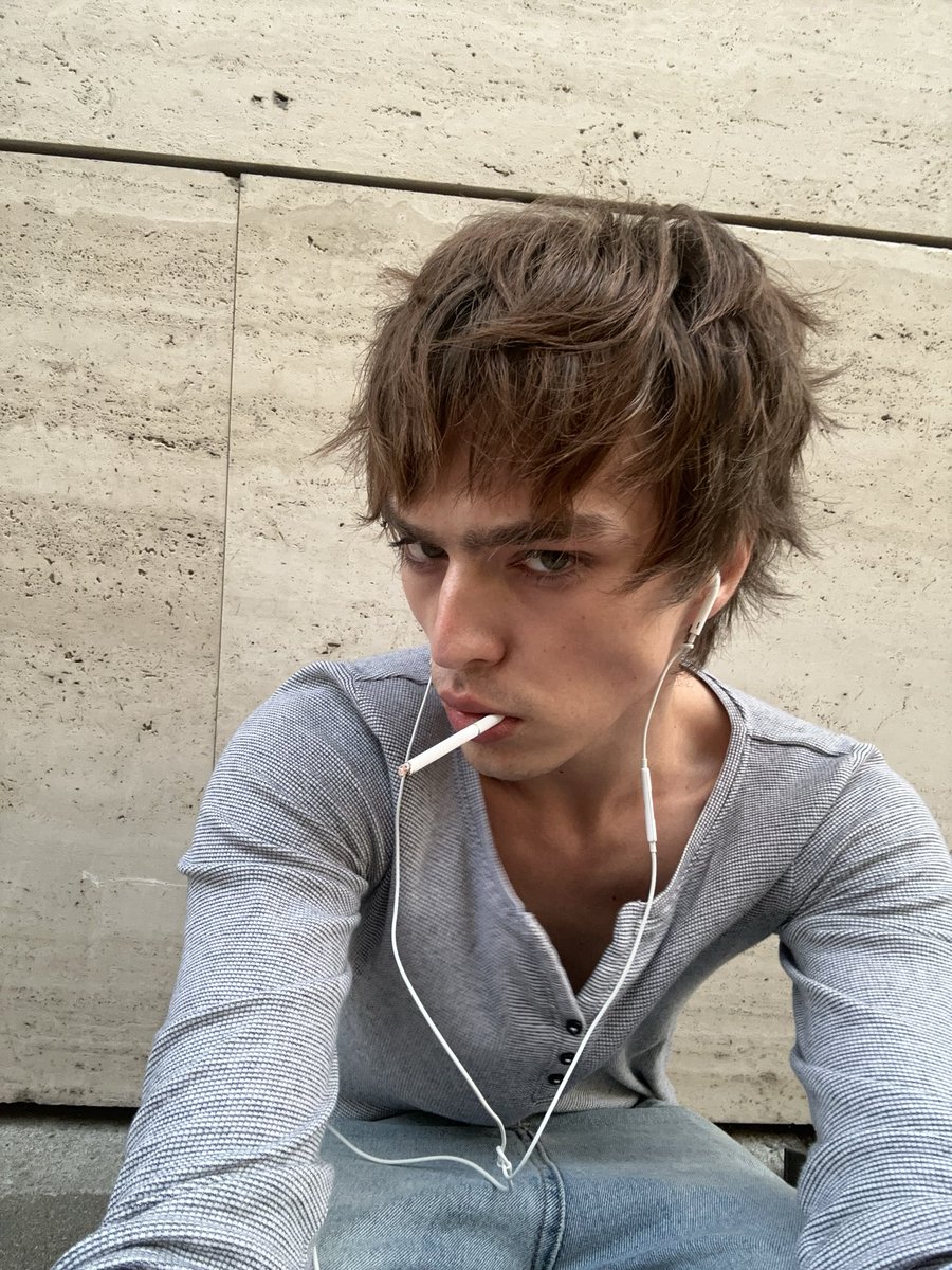 de__squ12kor's tweet photo. born to be a high fashion model forced to work in sales https://t.co/w2UxOyQ1Pk