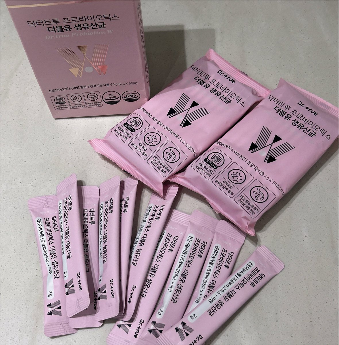 g5jsg54457's tweet photo. #협찬 #제품제공 #RT이벤트  
@Drtrue_ 

속 답답한 트친들 모두 속 편해지라고 담당자님이 이벤트 챙겨주셨습니다! 🫶🏻🎁

요즘 식단 조절 시작하고 배에 가스 차고 더부룩해서 진짜 죽을 맛이었거든?🥲

이건 한국 여성 질유래 유산균 3종에 장까지 50억 마리 보장된대!! 
그래서 그런가 며칠 챙겨 먹으니까 확실히 아침마다 속이 훨씬 편하고 쾌변햇숨(비밀) 🤫 확실히 배가 가뿐한 느낌!

화학첨가물 ZERO래서 부담 없는 것도 너무 마음에 들고... 무엇보다 맛이 곡물맛? 같은데 맛있음..!!!!! 그래서 먹는거 아껴뒀다가 가끔 배고플때 먹음 ㅋㅋㅠㅠ

🎁 [RT 이벤트‼️]
 참여 방법: 이 트윗 RT
 당첨 선물: 닥터트루 W유산균 (3명)
 당첨 발표: 8/5 (당발 후 담당자님이DM 예정)

같이 유산균 먹자 🩷

#닥터트루 #W유산균
