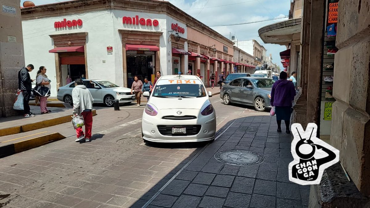 michangoonga's tweet photo. 🚧 #ChangoongaVial #Morelia "No nos dejan hacer labor de sitio": taxistas bloquean calles cerca del templo de San Francisco https://t.co/1VhdwSxqAH