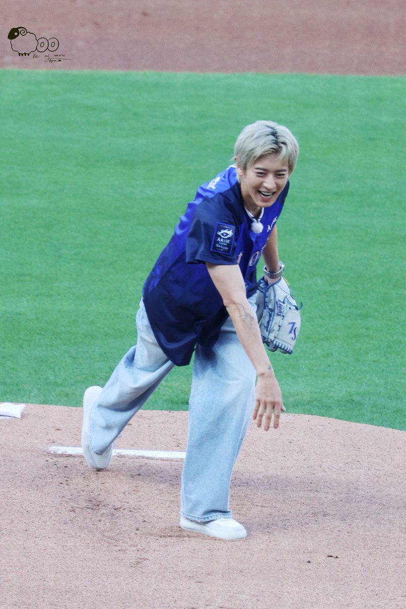 darling921127's tweet photo. 260730 삼성 라이온즈 홈경기 시구
#찬열 #CHANYEOL 귀여워 최고야 ⚾️💙 https://t.co/8Tm1lp4TPM