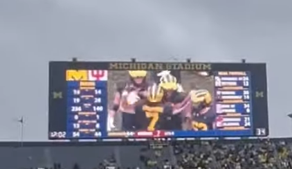 Brians922's tweet photo. @EASPORTSCollege hear me out... love the game but f***ing hate the jumbotrons not being realistic... is this something hard to do? actual question. https://t.co/VHy7jtphzd