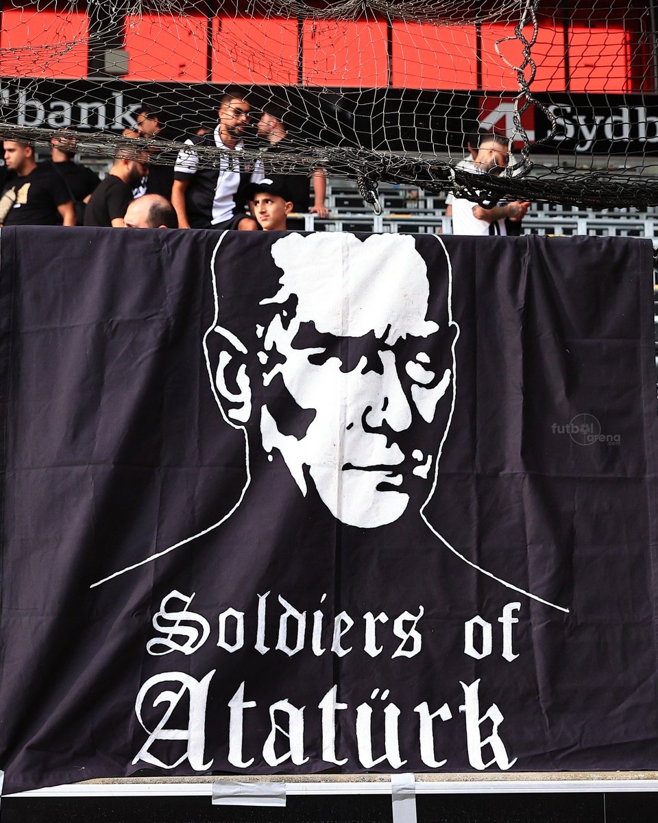 ozenali816's tweet photo. Beşiktaş tribünü : "Atatürk'ün askerleriyiz"
🦅🇹🇷🦅 https://t.co/JcHWLzgsSB