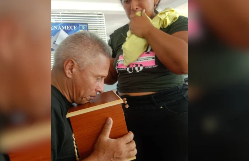 ReporteYa's tweet photo. #30Jul #LaGuaira #Sismos
La familia de Amir Ismael Infante, adolescente fallecido tras ser rescatado de los escombros en La Guaira, localizó su cuerpo en la morgue de Bello Monte luego de tres semanas de búsqueda. Sus familiares denunciaron errores institucionales durante el proceso. – El Pitazo