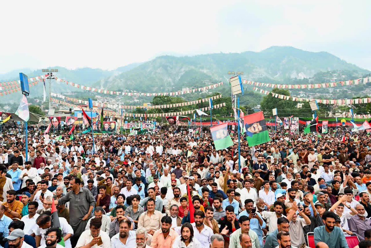 JamsheedAlitai2's tweet photo. شدید بارش میں بھی مظفرآباد کا پنڈال عوامی مجمع سے بھرا ہوا ہے جو اس بات کا واضح ثبوت ہے کہ 2 اگست کو مظفرآباد میں بس تیر چلے گا۔

#Muzaffarabad https://t.co/bhZuc2MWcR