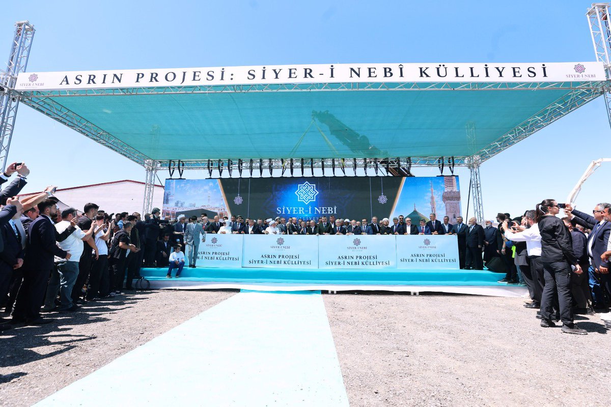avhilmibilgin's tweet photo. 📍Sivas

İçişleri Bakanımız Sayın @mustafaciftcitr , İlim Yayma Vakfı Mütevelli Heyeti Başkanımız Sayın Bilal Erdoğan, AK Parti Grup Başkanımız Sayın @avabdullahguler , TBMM 26. Dönem Başkanımız Sayın @Ismet__Yilmaz_ , MKYK Üyemiz Sayın @mahirunal , ve kıymetli hazirunun katılımlarıyla Siyer-i Nebi Külliyesi Temel Atma Törenine katıldık.

Bu kıymetli esere büyük emekleri bulunan Siyer-i Nebi Külliyesi Vakfı Başkanı @ofmuderrisoglu hocam ve  katkı sunan tüm hayırseverlerimizden Allah razı olsun.