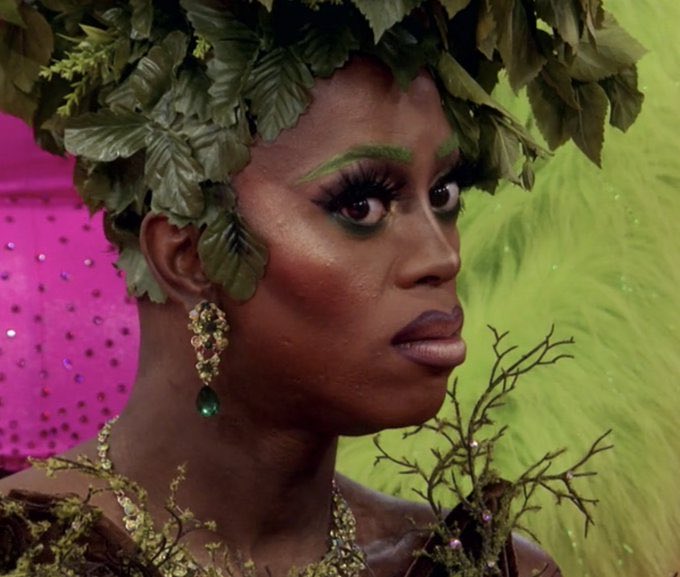 tr3blez's tweet photo. LA LA NEED TO GO GET THAT TEA KETTLE HELLO?! #bb28 https://t.co/JrpUF3lIhS