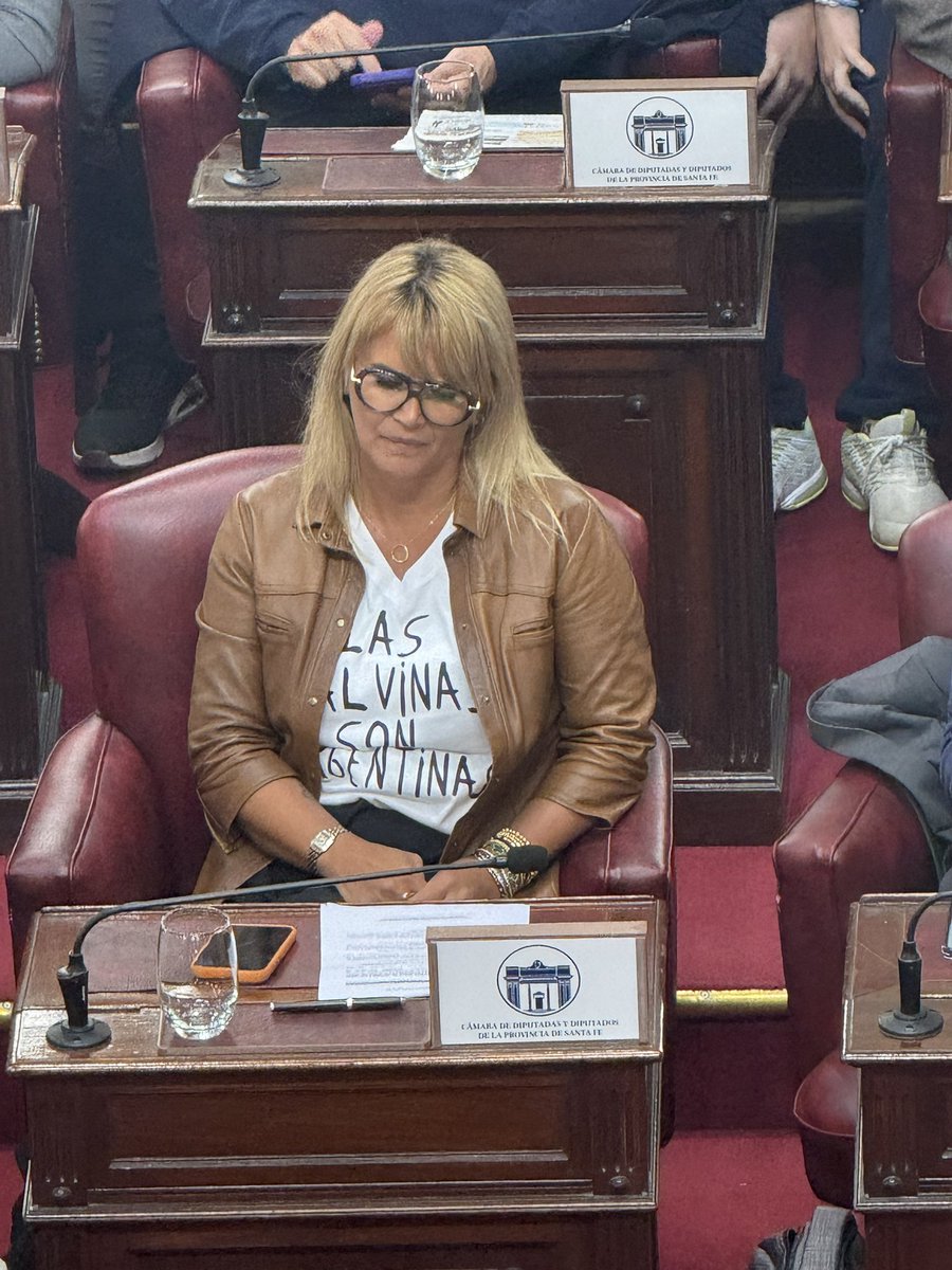 mariogaloppo's tweet photo. En la sesión de hoy, en su banca, @AmelieGranata https://t.co/SAJjfi11H0