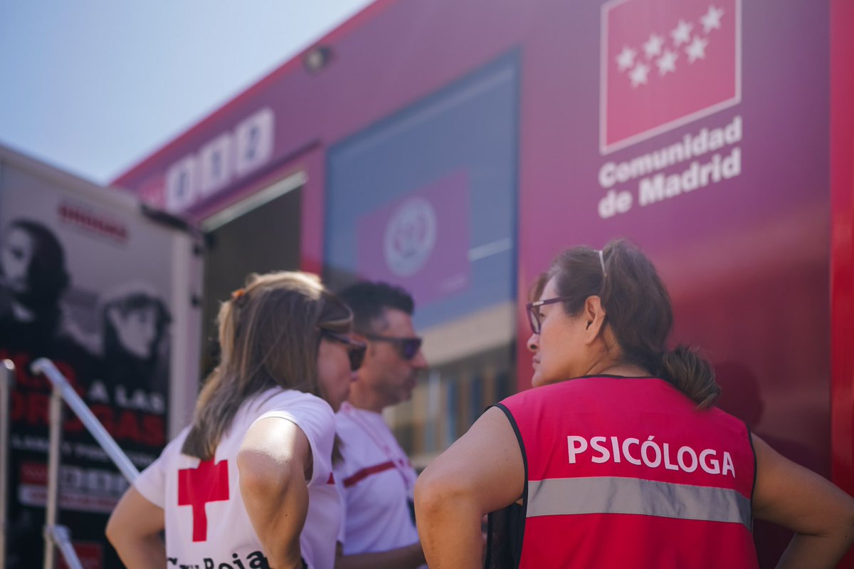 ComunidadMadrid's tweet photo. 🏨 La Comunidad de Madrid gestiona 375 plazas hoteleras para acoger a las familias afectadas por el #IFSierraOeste que no pueden regresar a sus casas.

👉 El consejero @MA_GarciaMartin ha supervisado dos Puntos de Ayuda en #SanMartínDeValdeiglesias y en #VillaDelPrado.

#Reconstrucción

+Info: https://t.co/Sws1JZH2um