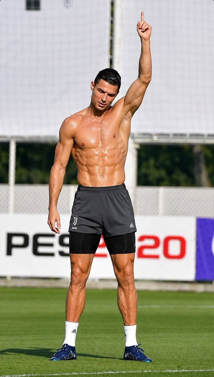 GoatWordCR7's tweet photo. Cristiano Ronaldo foi o maior artilheiro da Juventus no período da década de 2011-2020.

Ele se juntou em 2018. 😳 https://t.co/V8pFevjb6h