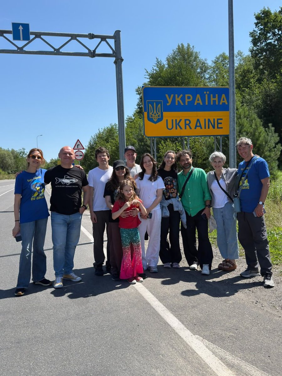 ICTV_Fakty's tweet photo. Зірка Ілюзії обману Джессі Айзенберг приїхав до Львова

Актор долучився до The Campfire Project та Folkowisko, які допомагають дітям, що постраждали через війну.

На Львівщині для понад 70 дітей проведуть мистецький табір із арттерапією та психологічною підтримкою. https://t.co/oQcXSEsg5B