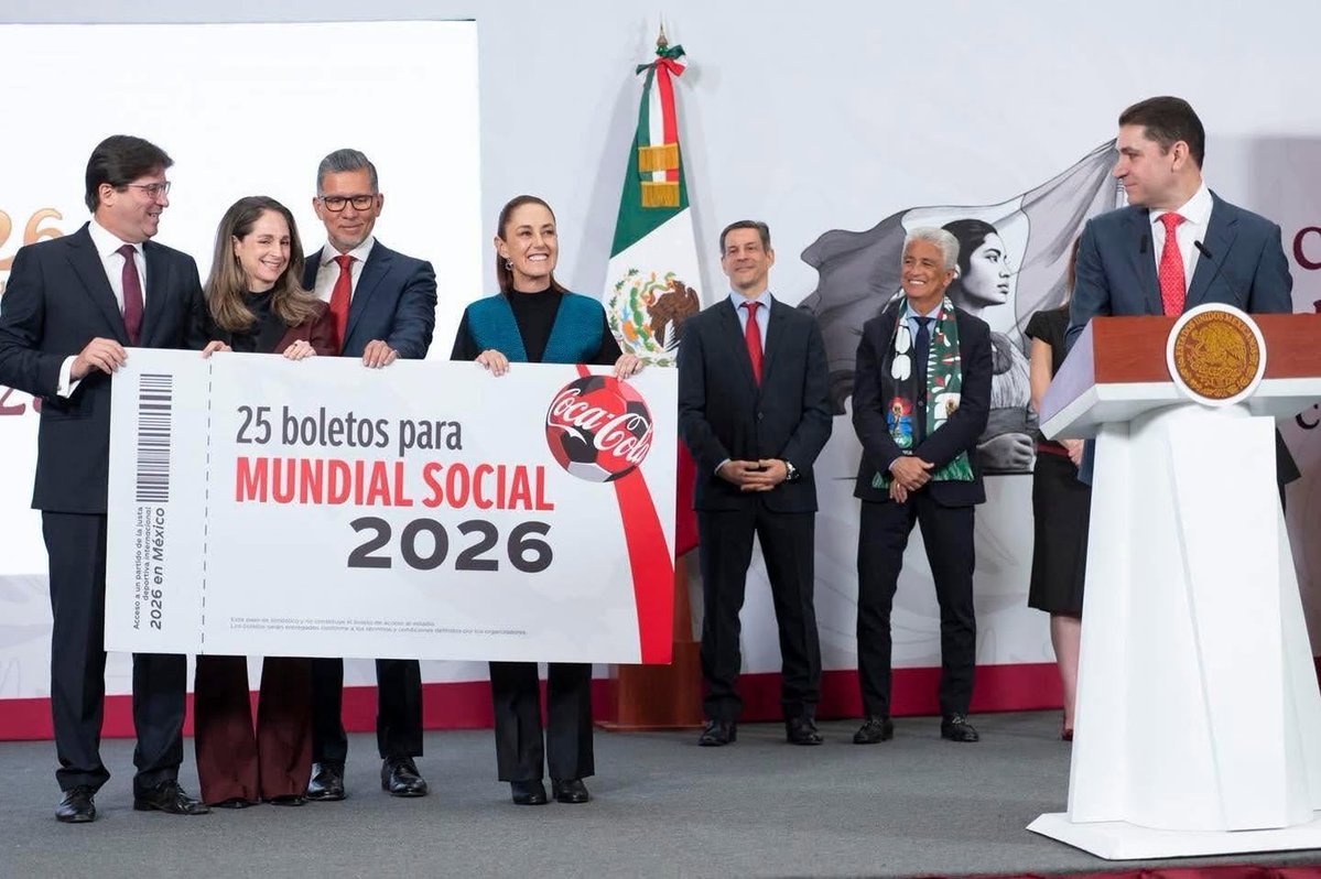 quintoelab's tweet photo. 🥫⚠️| La presidenta @Claudiashein promocionó en marzo pasado las actividades de @CocaColaMx  en su conferencia matutina. 

@FEMSA y otras embotelladoras de la compañía acumulan al menos 24 demandas contra regulaciones de salud pública en el país, lo que las convierte en líderes en la promoción de amparos contra el gobierno mexicano.
➡️ https://t.co/igkGI0sBhQ