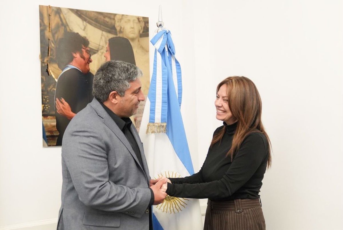 SPettovelloOK's tweet photo. En la sede de Capital Humano, la ministra Sandra Pettovello recibió a Mario Mimessi, ministro de Desarrollo Social de la provincia de Salta.

Durante el encuentro conversaron sobre las políticas que se llevan adelante en la provincia destinadas a las familias y niños salteños.
@JMilei